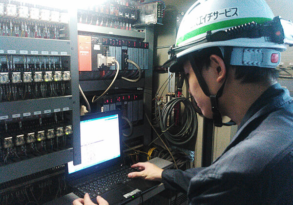 立体駐車装置のメンテナンススタッフ